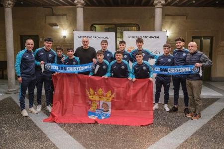 Imagen Los juveniles del CD San Cristóbal reciben una bandera de la provincia para lucir en su participación en la Copa de España